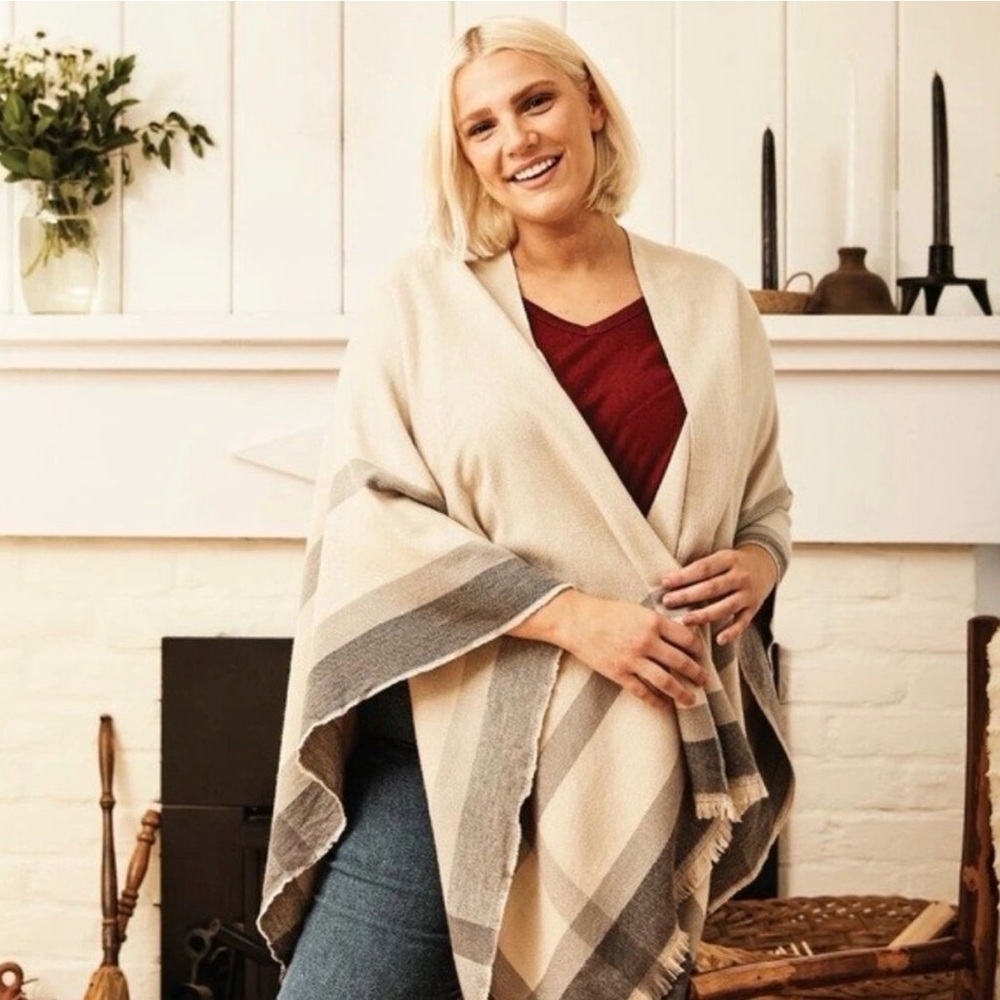 Elegant Cream and Gray Shawl - Picture 2 of 4